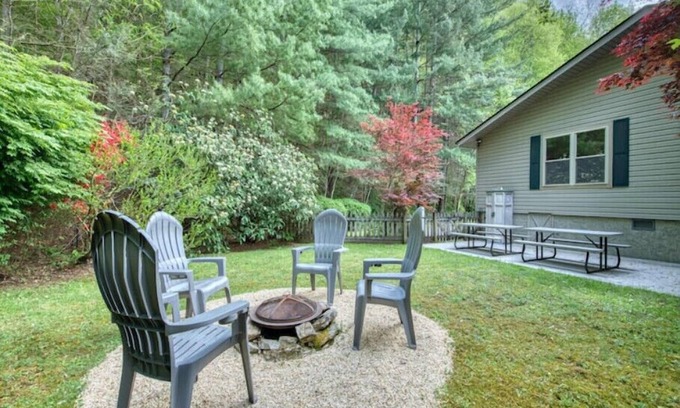 Maggie Valley Cabin | Private, super cozy cabin Views Pets welcome Stocked kitchen Fireplace fire-pit