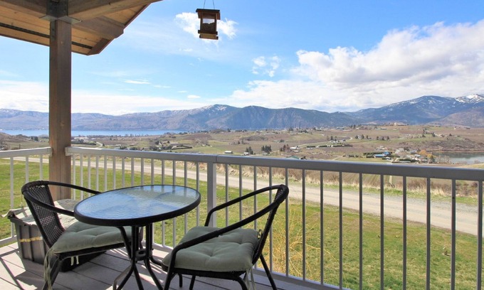 Manson House | Private, top floor loft w/ views of the valley & two lakes - dogs ok!