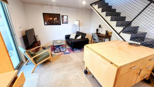 Raynolds Addition Apartment | Private Townhome Haven in Downtown