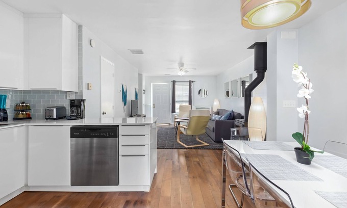 Carrboro House | Private UNC Townhome with Parking & 2 Bedrooms