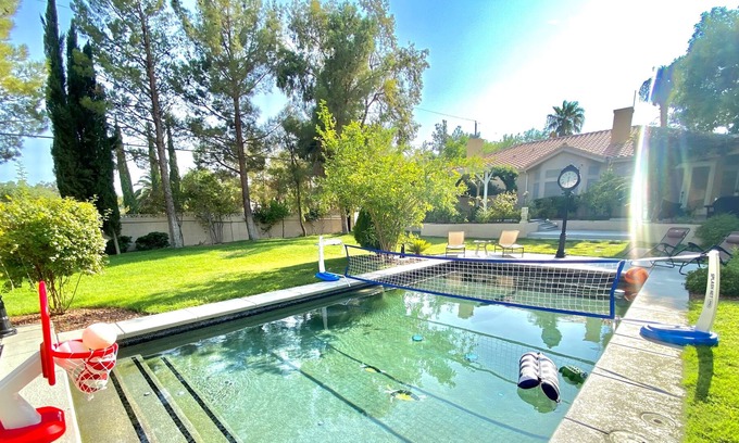 Spring Valley Villa | Private Vacation Villa: Pool & Arcade for Family & Friends! 8min Strip! ⭐️⭐️⭐️⭐️⭐️