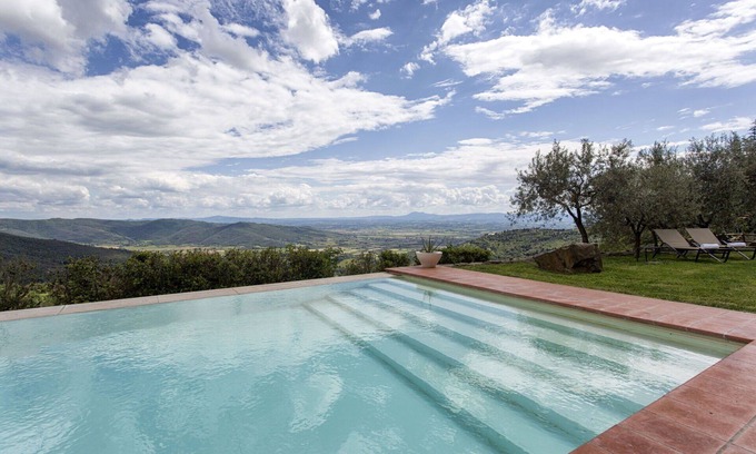 Cortona Villa | Private Villa with hot tub, WIFI, pool, sauna, A/C, TV, terrace, panoramic view, close to Cortona