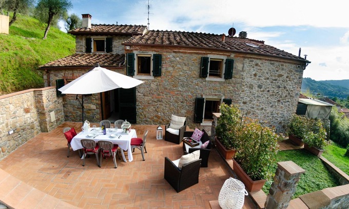 Nozanno Villa | Private Villa with internet, private pool, A/C, TV, terrace, pets allowed, parking, close to Lucca