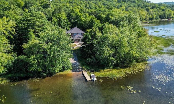 Lac-McGregor House | Private Waterfront Cottage- A Family-Friendly Escape with fun and relaxation