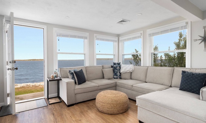 Portsmouth House | Private waterfront w/rocky beach near Newport