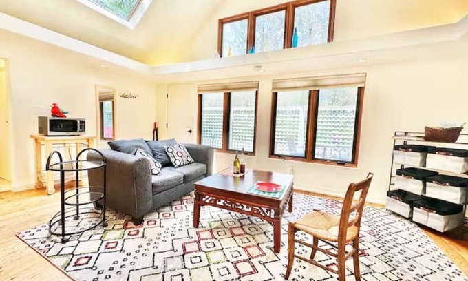 Zena Cottage | Private Woodstock cottage. Don't forget your dog!