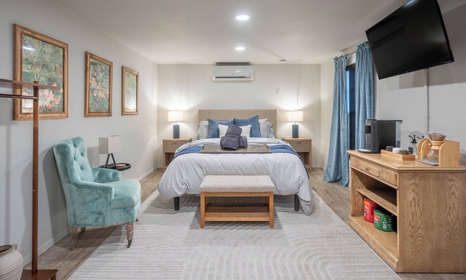 Midland Apartment | Private Yard - Full Kitchen - Mini Golf - BBQ