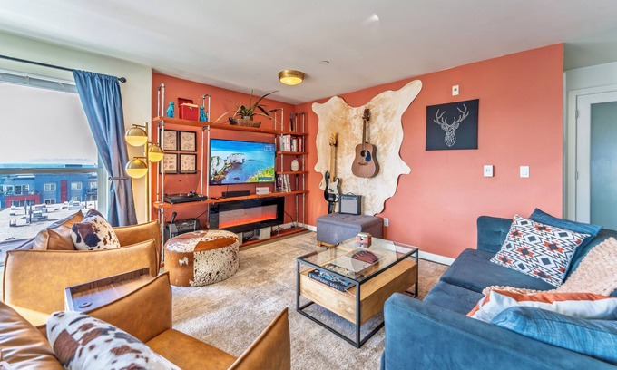 Lower Queen Anne Apartment | PrivatePatio + FreeParking+ StunningSunset +BayView + ClimatePledgeArena +Cruise