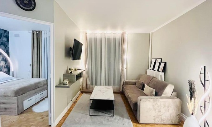 Chantiers Apartment | Proche Château de Versailles avec balcon vu sur une forêt et parking gratuit pour 5 personnes maximum