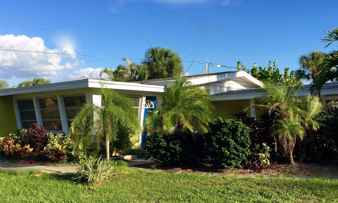 Englewood House | Professionally Decorated cottage on Manasota Key -walk to beach