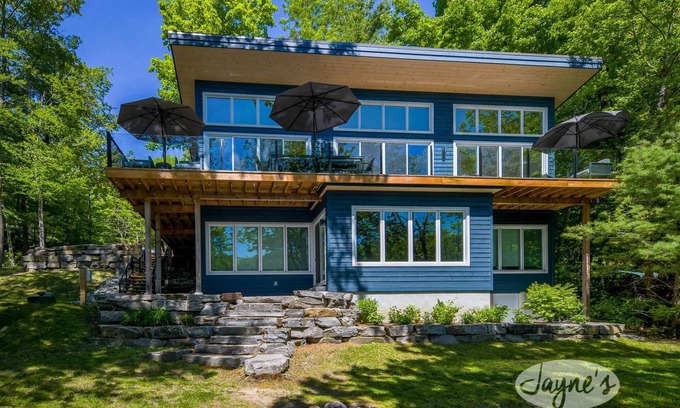 Muskoka Lakes Cottage | Professionally styled luxurious 4 bdrm 3 bath cottage on Lake Joe!