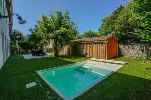 Labouheyre House | Promo 20 pourcent - Grand écran - piscine - baby foot - idéal famille ou amis
