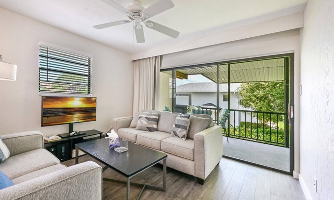 Park Shore Condo | PROMO 5% WEEKLY/10% MONTHLYnNewly Renovated Beautiful Condo In Tropical Paradise