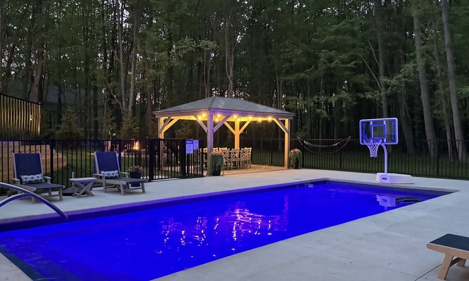Glenn House | PROMO! Lux w. Private Heated Pool| Hot Tub |Sleeps 12 | King beds