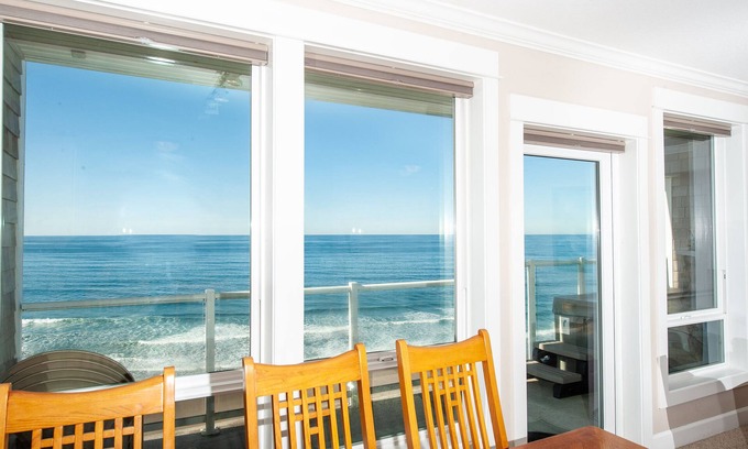 Lincoln City Condo | Promo! Top Floor Oceanfront Luxury Condo, Private Hot Tub, Indoor Pool & WiFi!