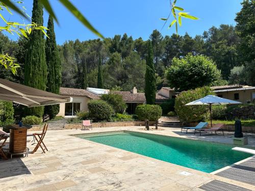 Beaurecueil Villa | Propriété : 300 M² + (25 M² d'annexe/Pool House) sur 5 ha boisé à 10' d'Aix en Provence