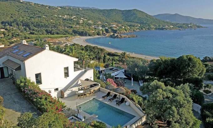 Pietrosella House | Propriété les Pieds Dans L'eau, Piscine, Jacuzzi
