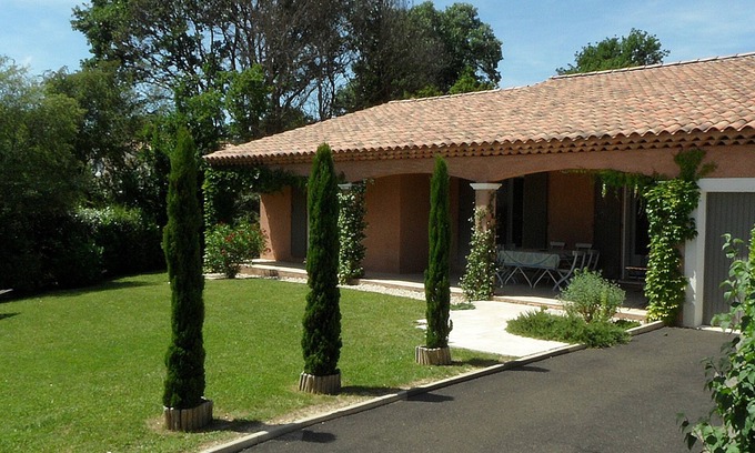 Pierrevert Villa | Provencal villa & secluded garden in exclusive residence with use of large pool