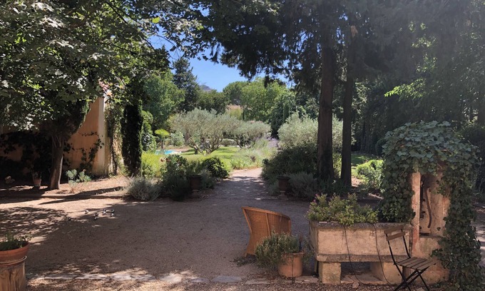 St.-Remy-de-Provence House | Provence villa 8 min walk from St. Remy's main square with large garden and pool