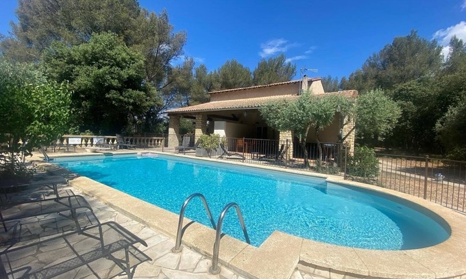Grans House | PROVENCE RENTAL 5 PERS SWIMMING POOL TENNIS PÉTANQUE - Le Domaine d'Alèzen