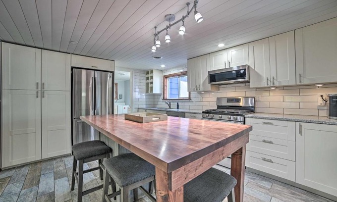Prudenville House | Prudenville Retreat with Yard about 1 Mi to Lake!