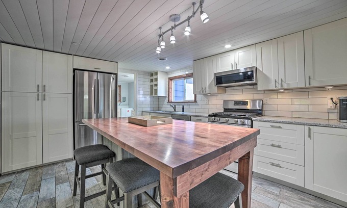 Prudenville Cottage | Prudenville Retreat w/Yard ~ 1 Mi to Lake!