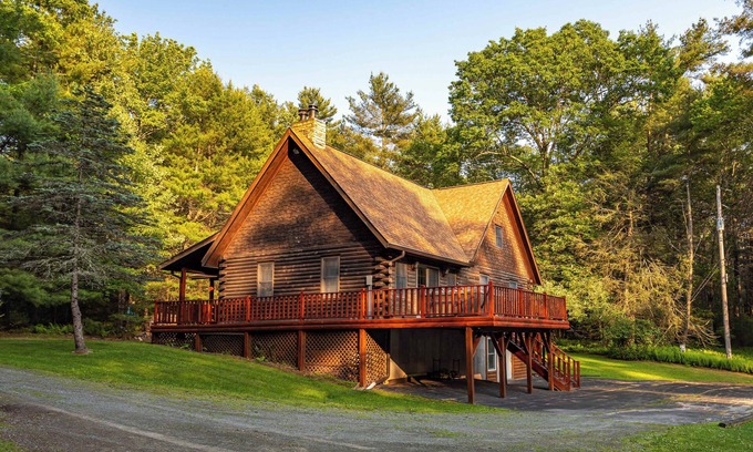 Bethel Cabin | Pucky Pines: Minutes to Bethel Woods + Hot Tub