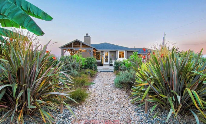 Cathlamet House | Puget Island Riverfront Getaway with Hot tub