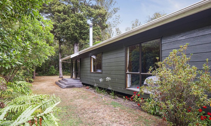 Pukawa Cottage | Puka Lodge (Rear dwelling) - Pukawa Bay Home