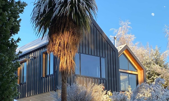 Ohakune Ski Chalet | Pukeiti - Designer Mountain Chalet with spa & mountain views