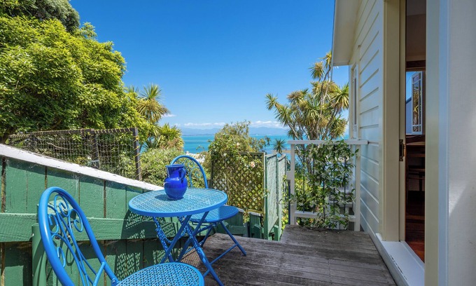 Britannia Heights Apartment | 'Puna Perch - Te Whare Rangi' - Private Room in Nelson Waterfront