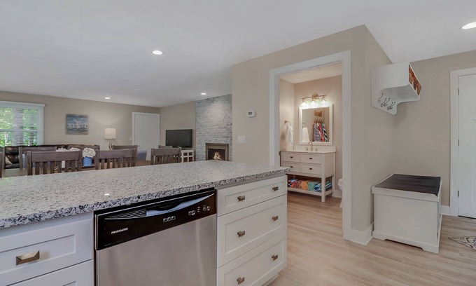 Holland House | Pure Michigan Cottage! Close to Beaches, Marinas, Dining & Downtown. Sleeps 10