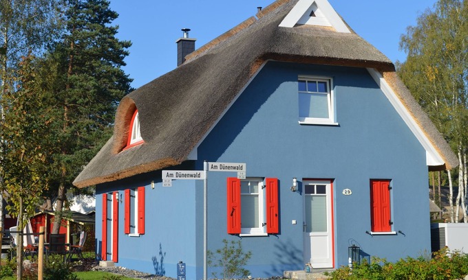 Glowe House | Pure relaxation in a romantic thatched cottage