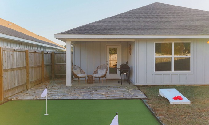 Foley House | PuttPutt + Milkshake Bar + Minutes to Beach