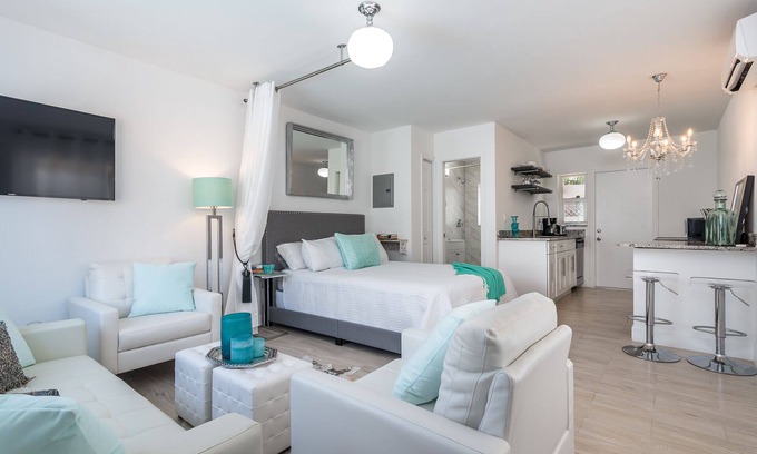 Delray Beach Apartment | Quaint 1/1 Villa with HEATED Pool-BEST LOCATION- walk to everything!