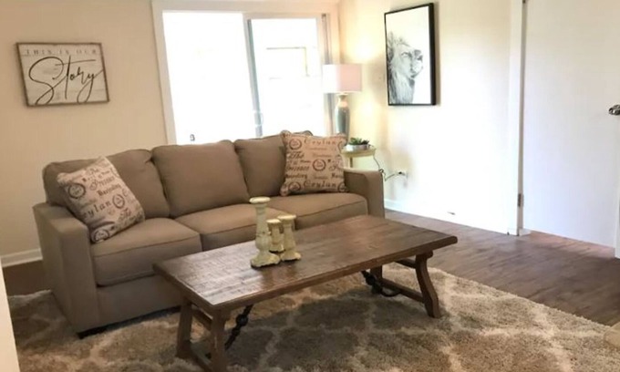 Libertyville Apartment | Quaint 1 Bedroom Apt ★ Wifi 50" TV ★ Libertyville