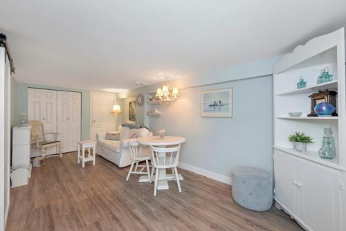 Saanich West House | Quaint 1 bedroom lower suite in Victoria, BC