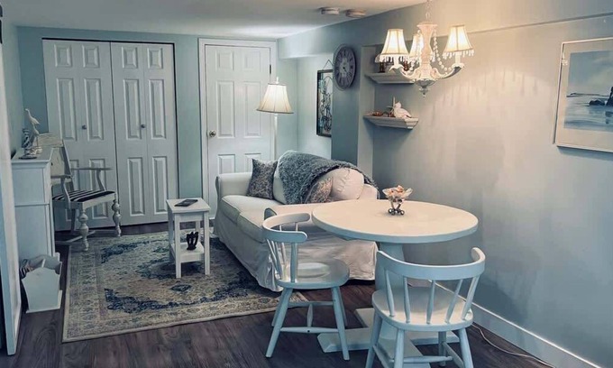 Saanich West Apartment | Quaint 1 Bedroom Suite, Victoria, BC
