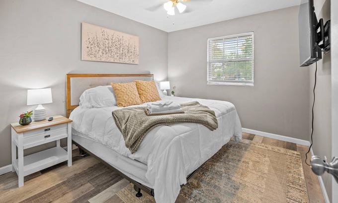 St. Charles Historic District Apartment | Quaint 2-Bedroom Abode with Timeless Charm Near Main Street