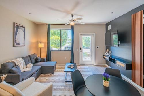 Orange Heights Apartment | Quaint 2BR Uptown Biltmore Gym Pool Parking WD