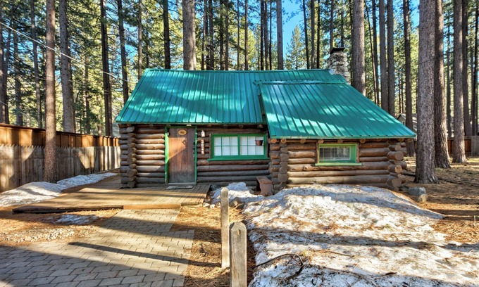 South Lake Tahoe Cabin | Quaint and authentic Log Cabin near the Lake!