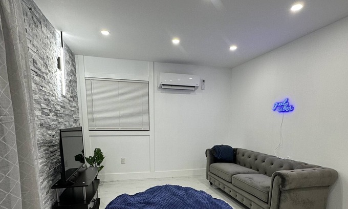 Queens Apartment | Quaint apartment near JFK