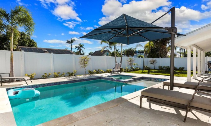 Lake Park House | Quaint Bungalow in Lake Park with Private Pool & Spa - Minutes from Beaches