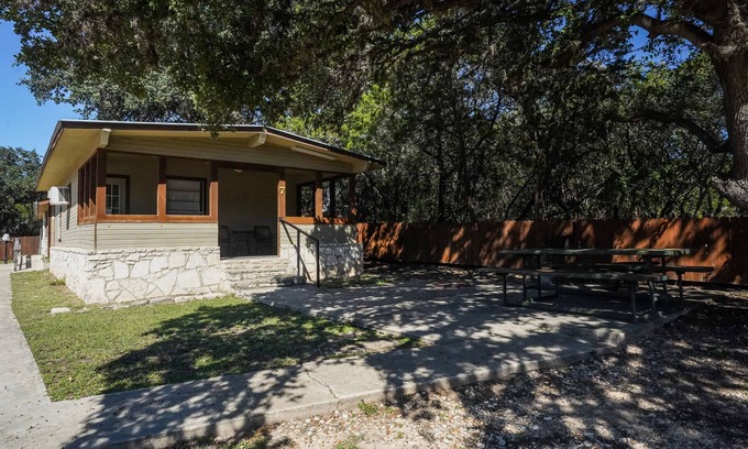 Concan Cabin | Quaint cabin located near the Frio River