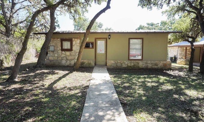 Concan Cabin | Quaint cabin located on the Frio River
