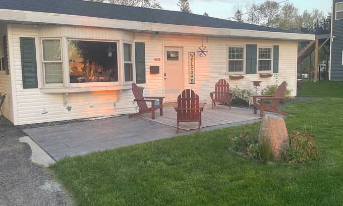 Winneconne House | Quaint Channel Cottage