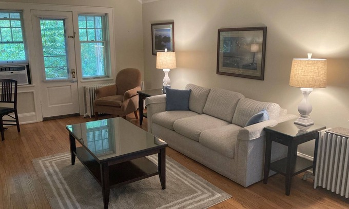 Whitefish Bay Apartment | Quaint coach house apartment located minutes from downtown Milwaukee