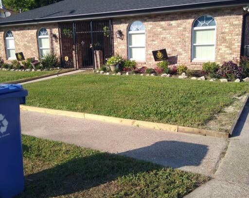 Little Woods Apartment | Quaint Cottage In The East.