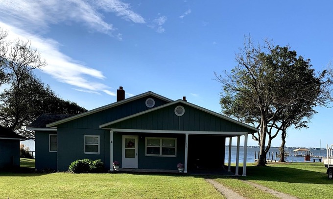 Newport Cottage | Quaint Cottage Overlooking Intercoastal Waterway