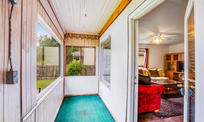South Tacoma House | Quaint cottage with enclosed yard, patio, full kitchen, & washer/dryer